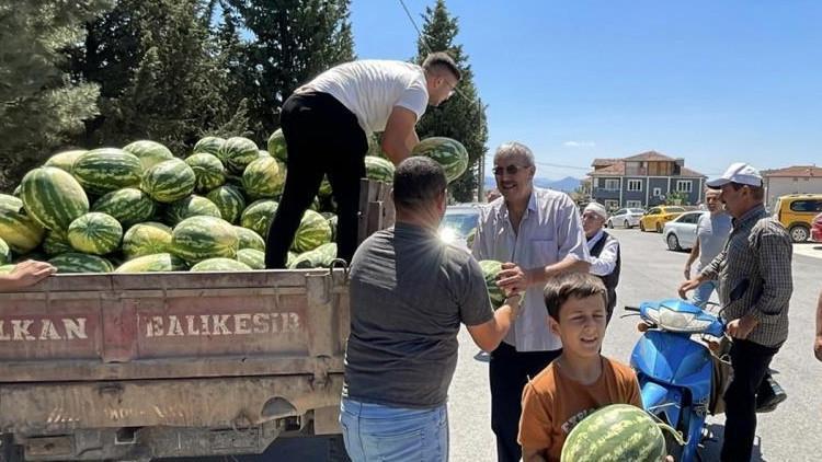Parasıyla satın aldı bedava dağıttı! Bir kamyon dolusu… 'Tarlada çürümesin istedik'