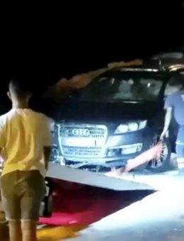Park Halindeki Araç Denizle Buluştu! Sürücü Son Anda Kurtarıldı