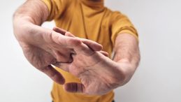 Parmak &Ccedil;ıtlatmak Zararlı Mı? Parmak &Ccedil;ıtlatmak Parmak Şeklini Bozar Mı, Kire&ccedil;lenme Yapar Mı?