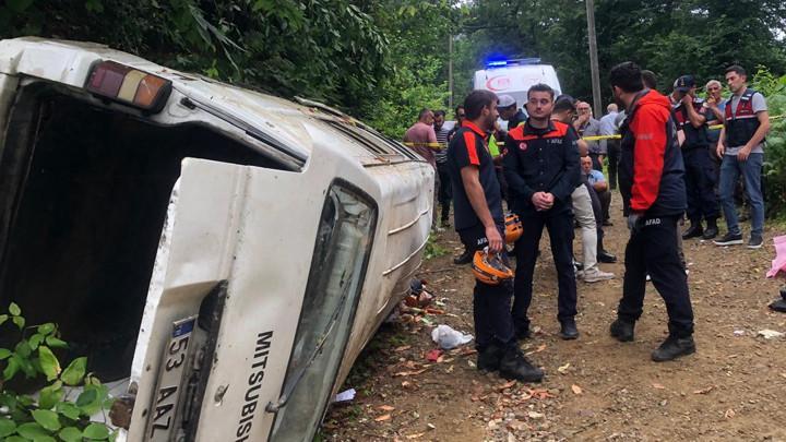 Rize'de korkunç kaza! Minibüs yamaçtan düştü: 2 ölü, 3 yaralı