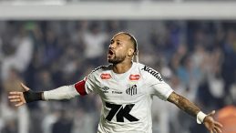 Sakatlıktan dönen Neymar, Santos'a zaferi getirdi!