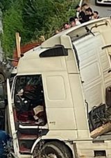 Samsun&rsquo;da Trakt&ouml;rden D&uuml;şen Tomruk Kazaya Sebep Oldu: 1 Kişi Ağır Yaralandı!