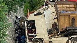Samsun’da Traktörden Düşen Tomruk Kazaya Sebep Oldu: 1 Kişi Ağır Yaralandı!