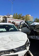 Şanlıurfa'da İki Ara&ccedil; &Ccedil;arpıştı: 1 Kişi Hayatını Kaybetti, 4 Kişi Yaralandı!