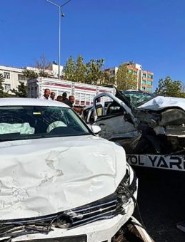 Şanlıurfa'da İki Araç Çarpıştı: 1 Kişi Hayatını Kaybetti, 4 Kişi Yaralandı!