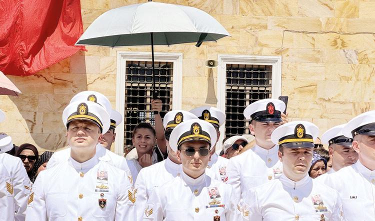Şehidi Uğurlarken Anlamlı Görüntü