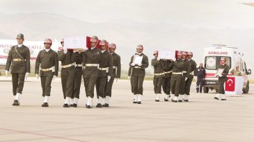 Şehitler İ&ccedil;in Hakk&acirc;ri&rsquo;de T&ouml;ren D&uuml;zenlendi