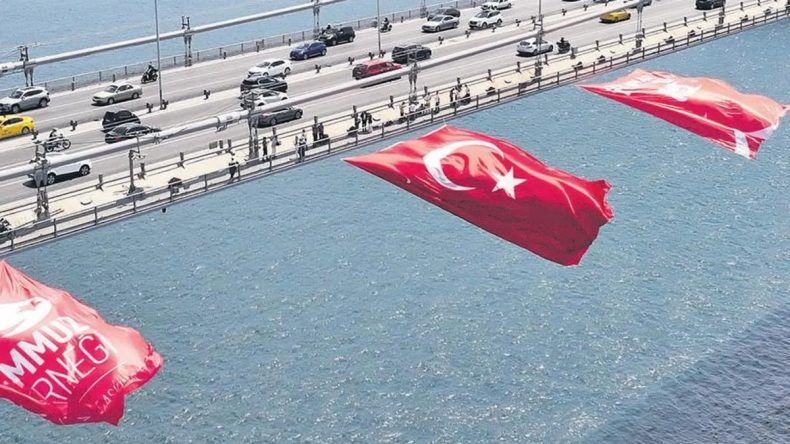 Şehitler Köprüsü’ne dev Türk bayrağı asıldı