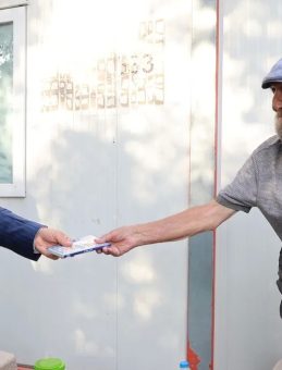 Sevdiğini 60 Yıldır Bekleyen Memiş Dayıyı Vali Koç Ziyaret Etti