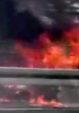 Sıcak hava otomobili yaktı! Seyir halindeki ara&ccedil; alev alev yanarak kullanılamaz hale geldi