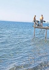Sığ Suya Atlayan Tatilci Boynunu Kırdı