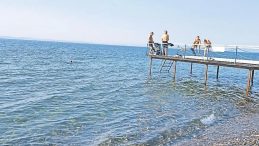 Sığ Suya Atlayan Tatilci Boynunu Kırdı