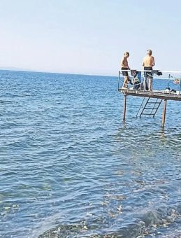 Sığ Suya Atlayan Tatilci Boynunu Kırdı
