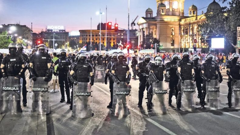 Sırbistan Halkı Erken Seçimler İçin Sokaklarda