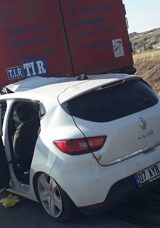 Sivas'ta Feci Kaza: Otomobil TIR'a Arkadan &Ccedil;arptı! 1 &Ccedil;ocuk Hayatını Kaybetti, 5 Yaralı