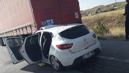 Sivas'ta Feci Kaza: Otomobil TIR'a Arkadan Çarptı! 1 Çocuk Hayatını Kaybetti, 5 Yaralı