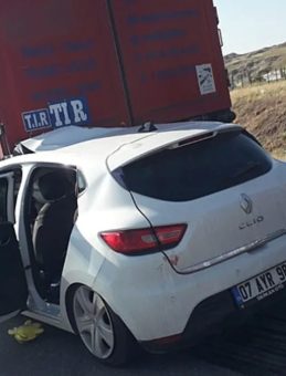 Sivas'ta Feci Kaza: Otomobil TIR'a Arkadan Çarptı! 1 Çocuk Hayatını Kaybetti, 5 Yaralı