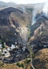 Sivas'ta K&ouml;yde Ortaya &Ccedil;ıkan Yangında 5 Ev Zarar G&ouml;rd&uuml;