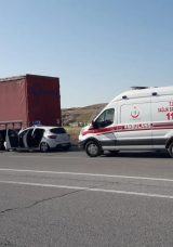 Sivas'ta Otomobil Park Halindeki TIR'a &Ccedil;arptı! 1 &Ouml;l&uuml;, 5 Yaralı