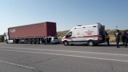Sivas'ta Otomobil Park Halindeki TIR'a Çarptı! 1 Ölü, 5 Yaralı