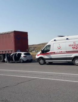 Sivas'ta Otomobil Park Halindeki TIR'a Çarptı! 1 Ölü, 5 Yaralı