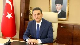 Sivas'ta Trafik Kazasında Yaralanan Eski Vali Hayatını Kaybetti
