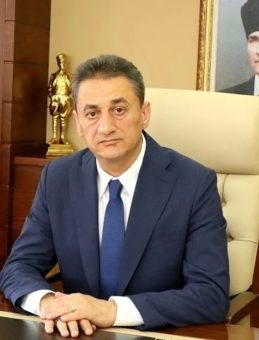 Sivas'ta Trafik Kazasında Yaralanan Eski Vali Hayatını Kaybetti