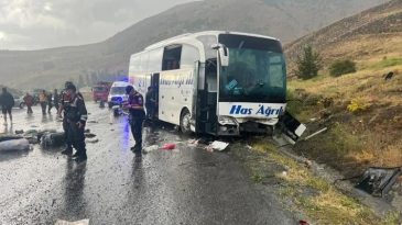 Sivas'ta Yolcu Otob&uuml;s&uuml; Devrildi: &Ccedil;ok Sayıda &Ouml;l&uuml; ve Yaralı
