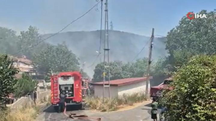 Son Dakika… Sultangazi'de Endişe Yaratan Yangın: Otluk Alanda Başlayan Alevler Gecekondulara Sıçradı
