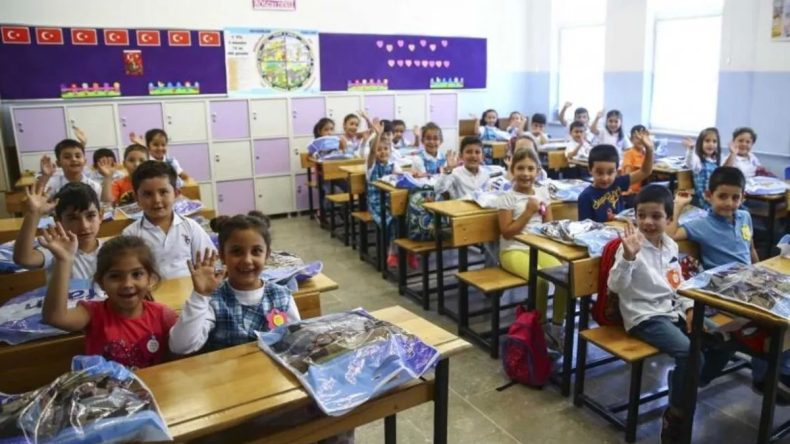 SON DAKİKA… CHP’li Gazeteci Deniz Zeyrek'in 3 Milyar TL'lik Yalanı Ortaya Çıktı: Bu Defa Ders Kitapları Üzerinden Algı Yapmaya Yeltendiler!