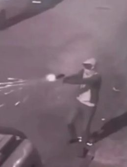 Sultangazi'de Park Halindeki Araca Silahlı Saldırı: Olay Anı Kamerada!