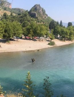 Suya Kaçan Topunu Almak İsterken Akıntıya Kapıldı