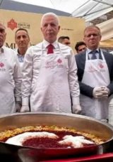 Tarihi Mısır &Ccedil;arşısı'nda 20 Bin Kişilik Aşure Dağıtıldı