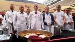 Tarihi Mısır &Ccedil;arşısı'nda 20 Bin Kişilik Aşure Dağıtıldı