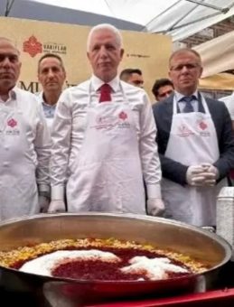 Tarihi Mısır Çarşısı'nda 20 Bin Kişilik Aşure Dağıtıldı
