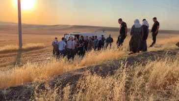 Tarım iş&ccedil;ilerini taşıyan minib&uuml;s şarampole d&uuml;şt&uuml;: 17 yaralı