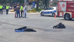 Tarsus'ta Kamyonla Çarpışan Motosikletteki 2 Kişiden Biri Hayatını Kaybetti, Diğeri Ağır Yaralandı