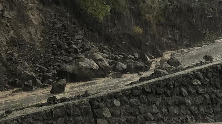 Taş ve Kaya Parçaları, 45 Haneli Mahalleye Giden Yolu Kapattı