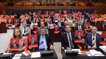 TBMM Genel Kurulu'nda CHP'li Vekillerden Soruşturma Protestosu