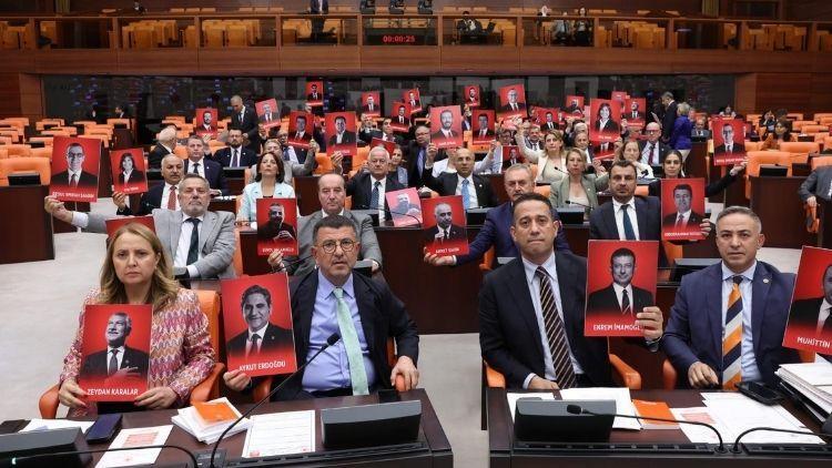 TBMM Genel Kurulu'nda CHP'li Vekillerden Soruşturma Protestosu