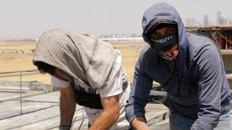 Termometreler 49 Dereceyi Gösterdi! Bu Sıcaklarda Mesaiye Devam Ediyorlar