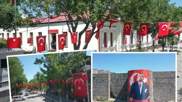 Ter&ouml;rs&uuml;z T&uuml;rkiye'ye Destek: T&uuml;m Şehirler Bayraklarla S&uuml;slenmiş Durumda