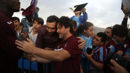 Trabzonsporlu Futbolcular Erzurum'da Yağmurlu Hava Altında Taraftarlarıyla Buluştu