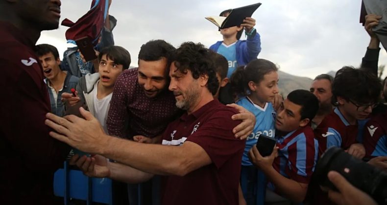 Trabzonsporlu Futbolcular Erzurum'da Yağmurlu Hava Altında Taraftarlarıyla Buluştu