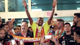 Türk futbol tarihinin en büyük transferi İstanbul'da! Taraftar Osimhen'e görülmemiş karşılama