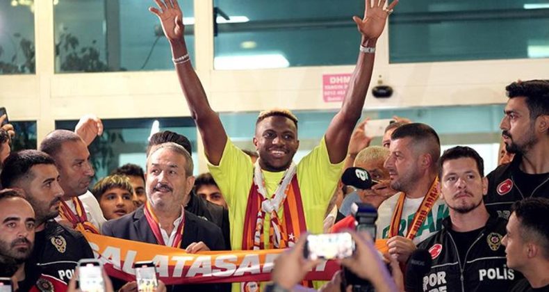 Türk futbol tarihinin en büyük transferi İstanbul'da! Taraftar Osimhen'e görülmemiş karşılama