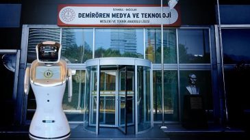 T&uuml;rkiye'de ilk kez Demir&ouml;ren Medya ve Teknoloji Lisesi'nde a&ccedil;ılan b&ouml;l&uuml;m&uuml; robot tanıtıyor