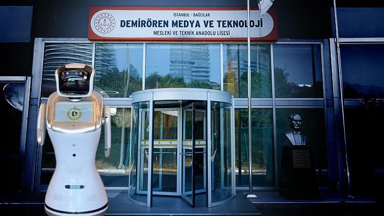 Türkiye'de ilk kez Demirören Medya ve Teknoloji Lisesi'nde açılan bölümü robot tanıtıyor