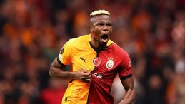 Uçak Biletini Bekliyor!