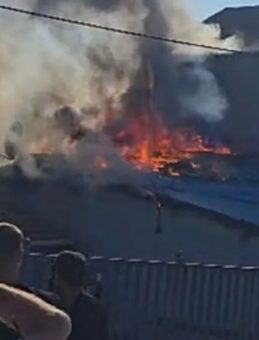 Ümraniye'de Yangın Panik Yaratıyor: Küçük Çocuk Çakmakla Oynarken Alevler Yükseldi!